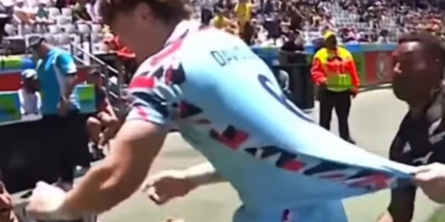 Игроки мирового класса устроили потасовку на поле