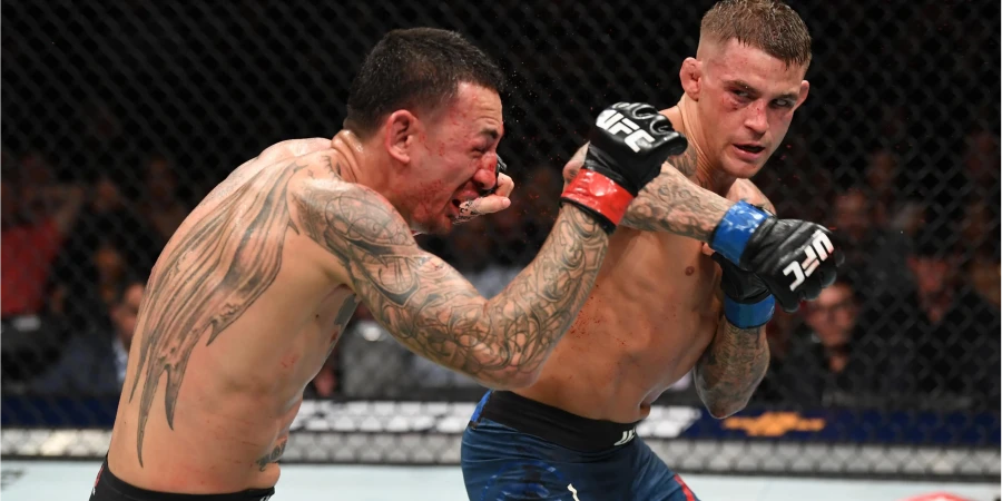 Макс Холлоуэй и Дастин Порье провели битву взглядов перед UFC 318. ФОТО