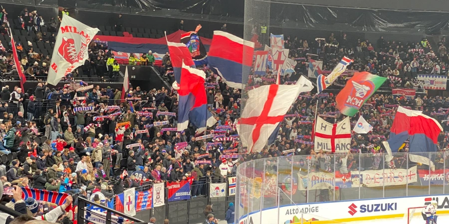 Миланский парадокс: тысячи болельщиков устроили шествие в честь расформированного клуба