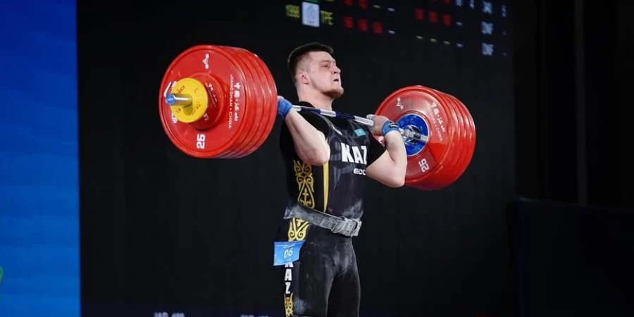 Казахстансккий штангист стал серебряным призером чемпионата Азии