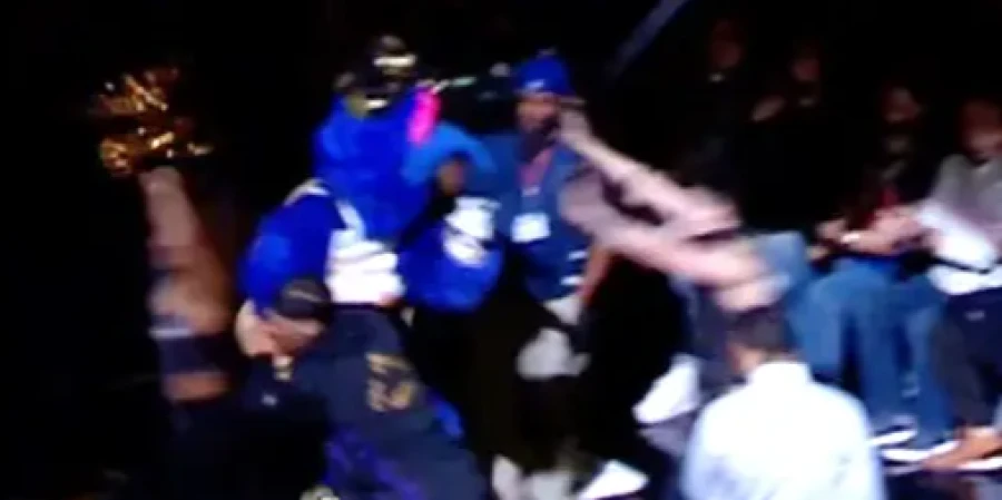 Звезда «Лейкерс» сбил с ног маскота соперника