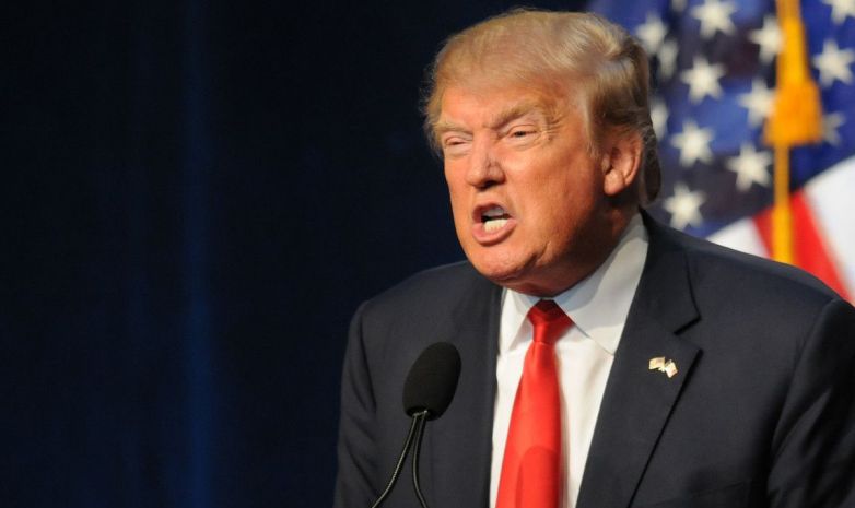 Дональд Трамп: Если не хотите вставать под гимн, может, вас не должно быть в США