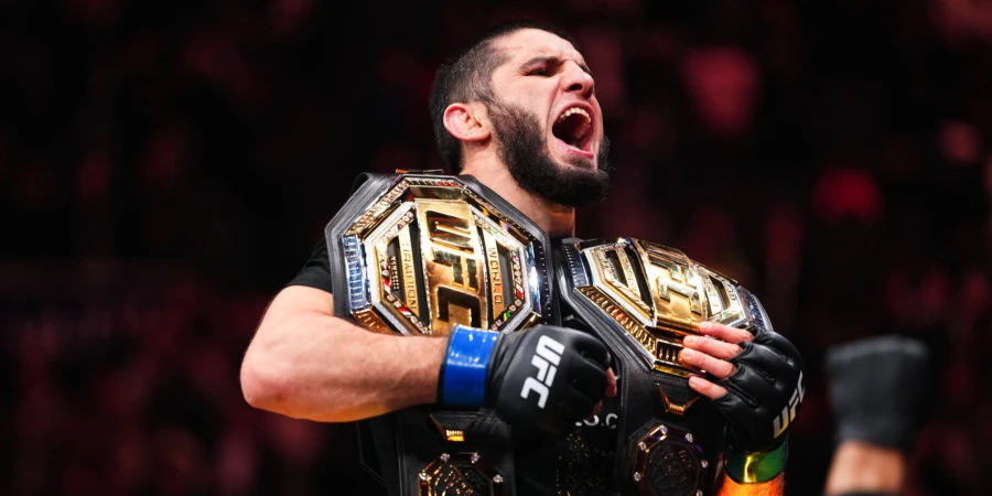 Ислам Махачев показал фото со своими поясами