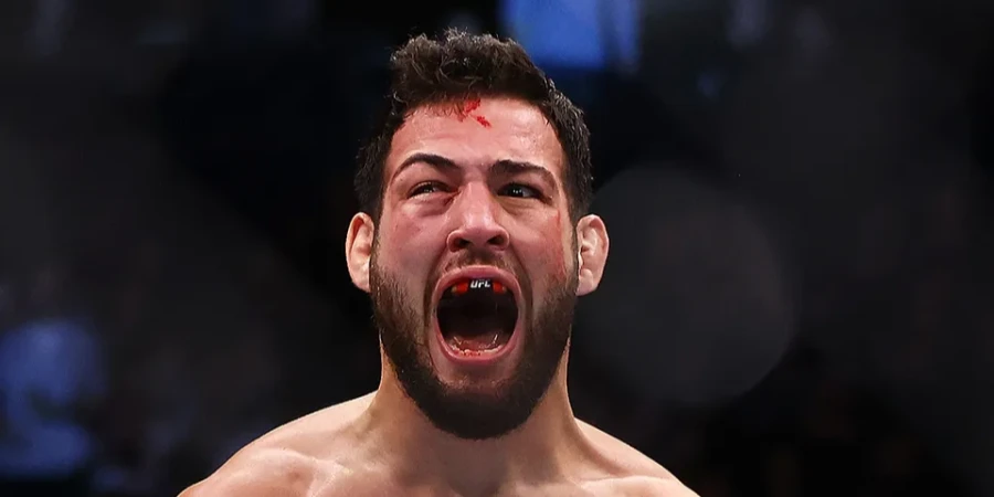 Экс-чемпион UFC поставил на победу дагестанца в поединке с бразильцем