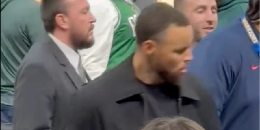 Фаната с позором выгнали с арены за нападение на Стефена Карри