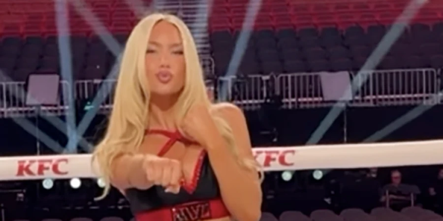 Известная модель взбудорожила горячими фотографиями