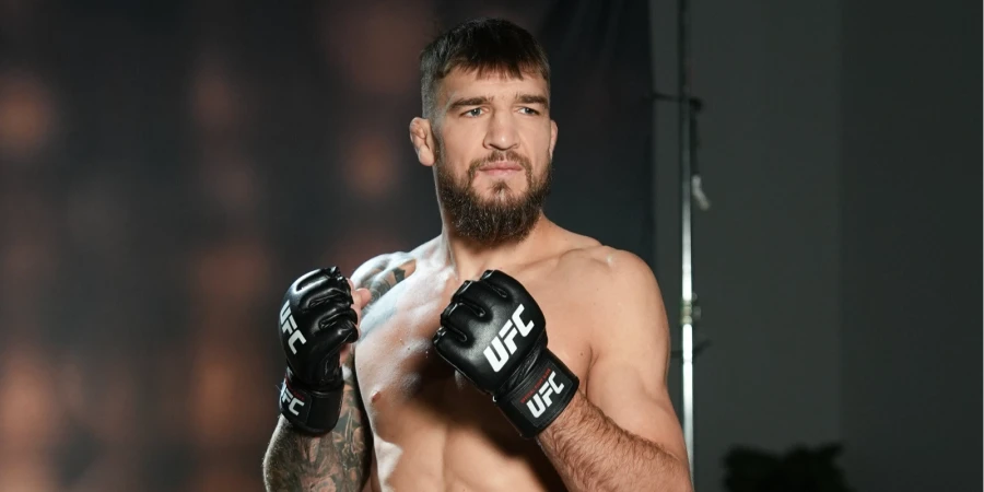 Боец с рекордом 29-1 Амосов триумфально дебютировал в UFC