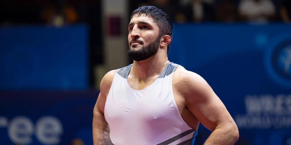 Еркін күрестің аңызы Америкада өнер көрсетеді