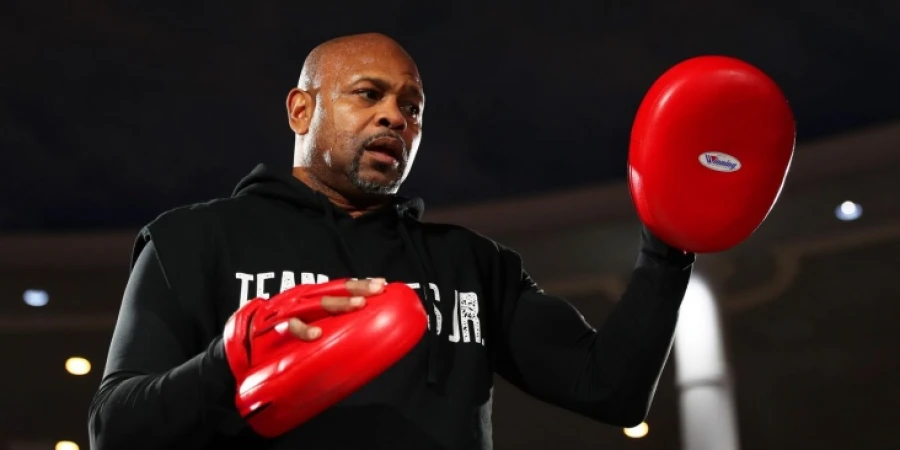 Легенда бокса оценила опасность поединка ютубера с топовым британцем