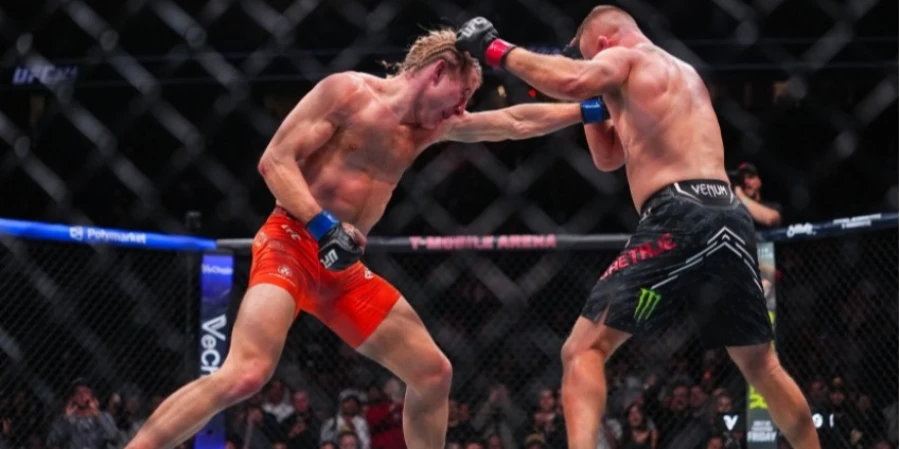 Временный чемпион UFC объяснил, почему соперник не стал бороться