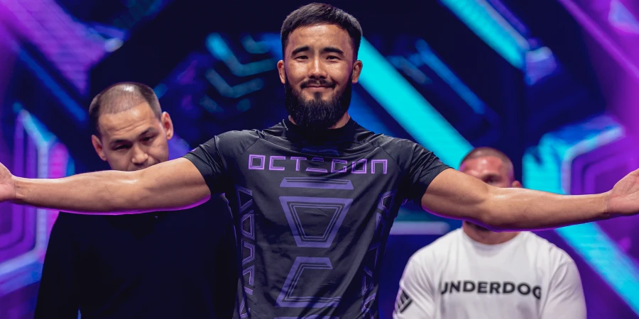 Экс-боксер из Казахстана одержал победу над китайцем на OCTAGON 77