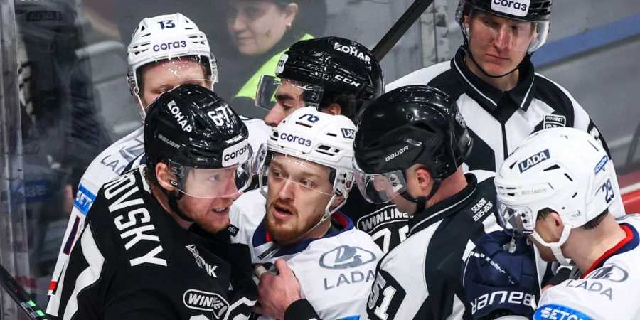 Клуб казахстанского тренера выдала ударную концовку в матче КХЛ