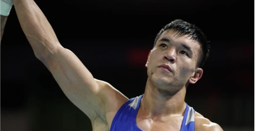 ӘЧ: Қазақстандық боксшы қарсыласын нокдаунға түсіріп, келесі кезеңге өтті