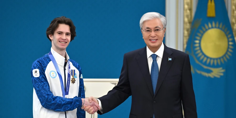 Президент Казахстана Токаев наградил олимпийского чемпиона Михаила Шайдорова
