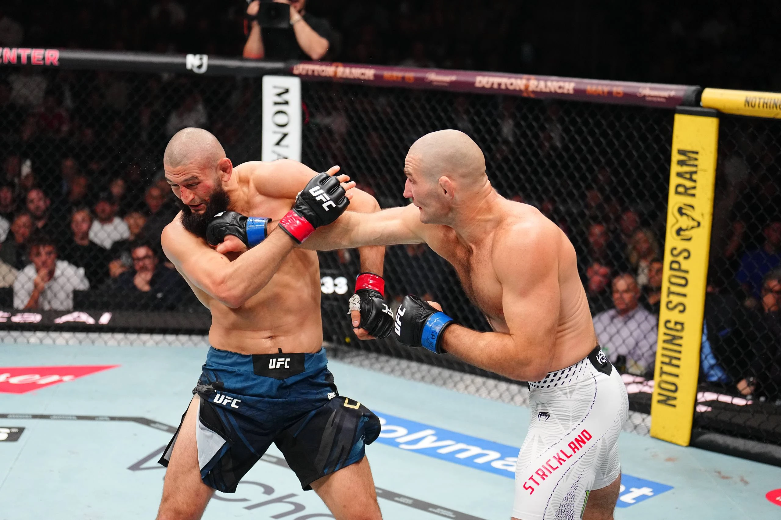 Главный бой на UFC 328 закончился сенсацией