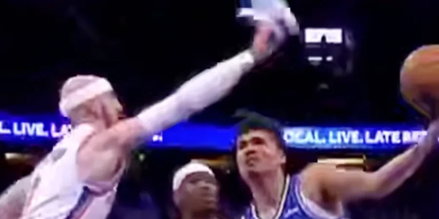 Баскетболист «Оклахомы» необычным образом попытался заблокировать бросок соперника