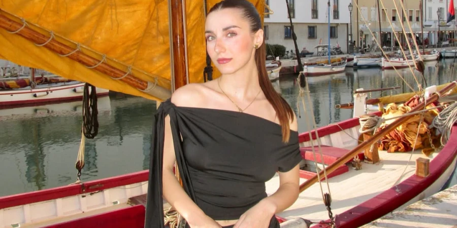 Гламурная лайнсмен взбудоражила футбольных фанатов