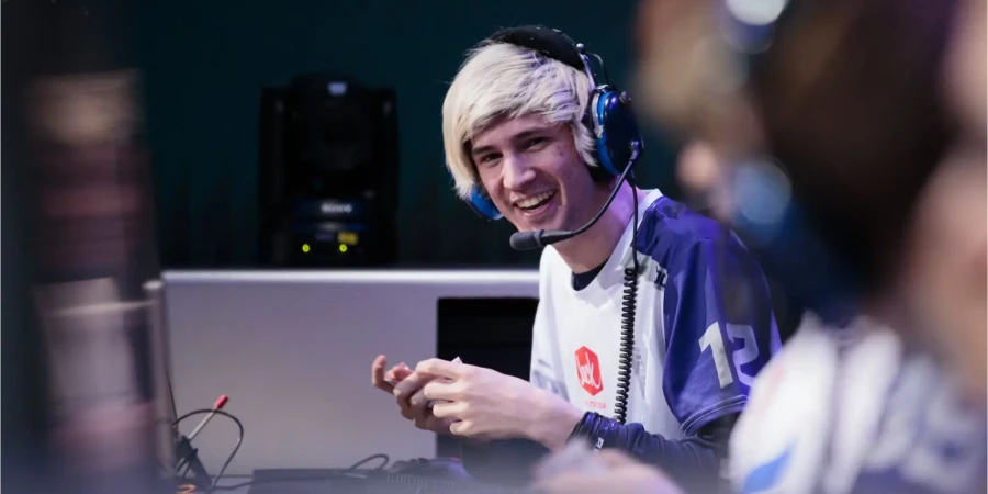 XQc назвал лучшую киберспортивную дисциплину среди CS2 и LoL