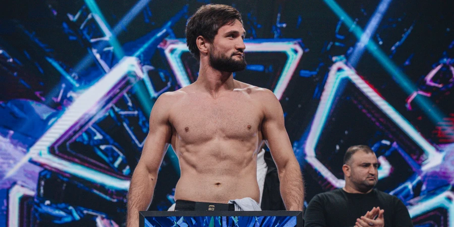 Таджикский боец выиграл поединок в первом раунде на OCTAGON 80