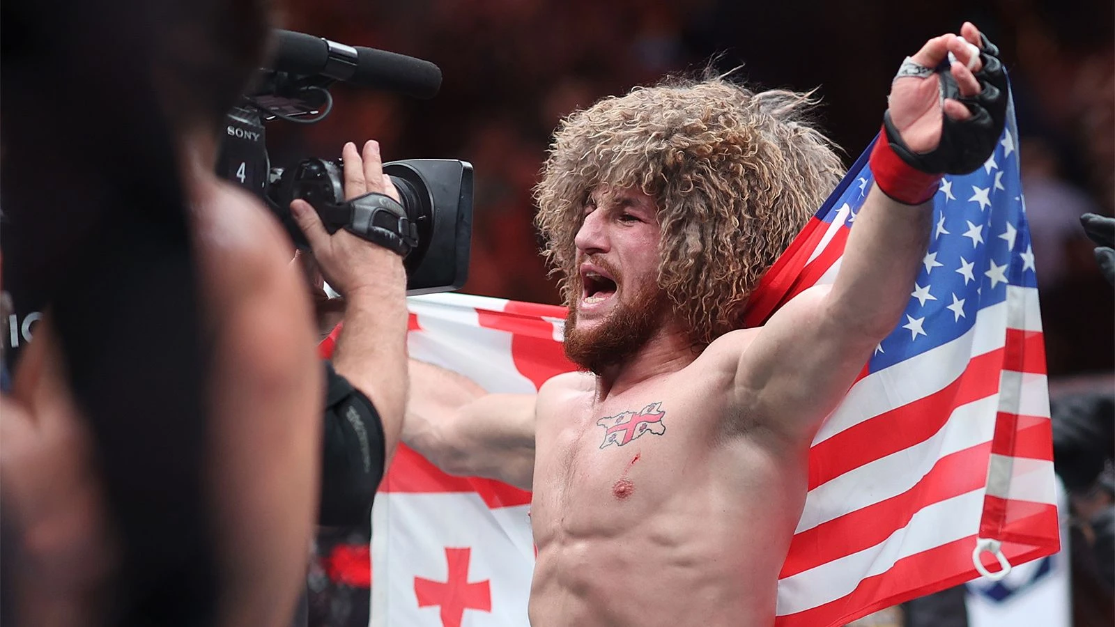 Чемпион UFC назвал «сумасшедшим» российского бойца