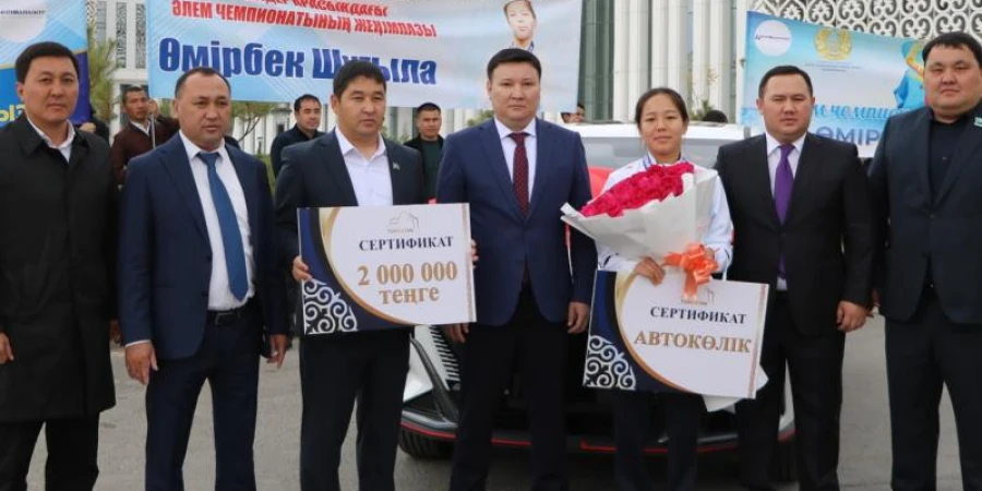 Түркістан облысы әлем чемпионы атанған Шұғыла Өмірбекке құрмет көрсетті