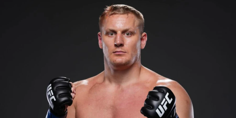 Тяжеловес UFC проигнорировал рукопожатие с Джоном Джонсом и стал сенсацией в США