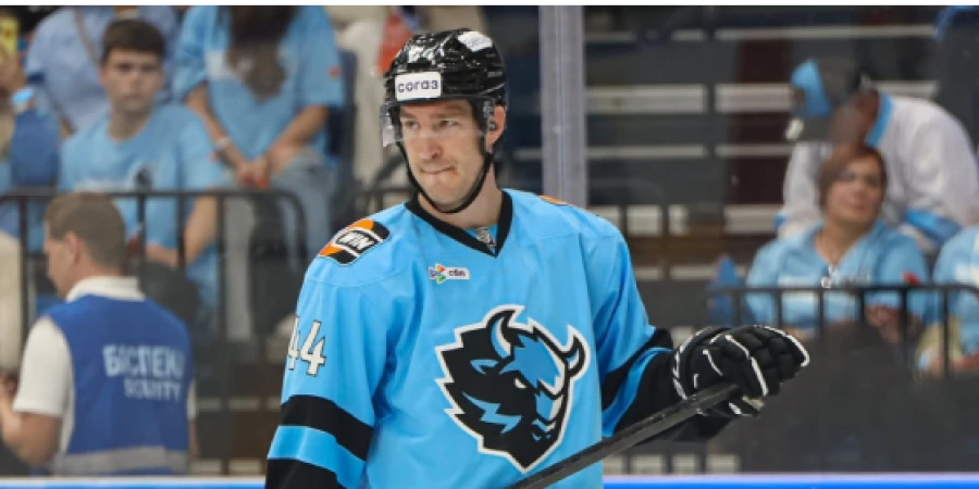 Бывший защитник «Барыса» показал достойный бокс в матче КХЛ. Видео