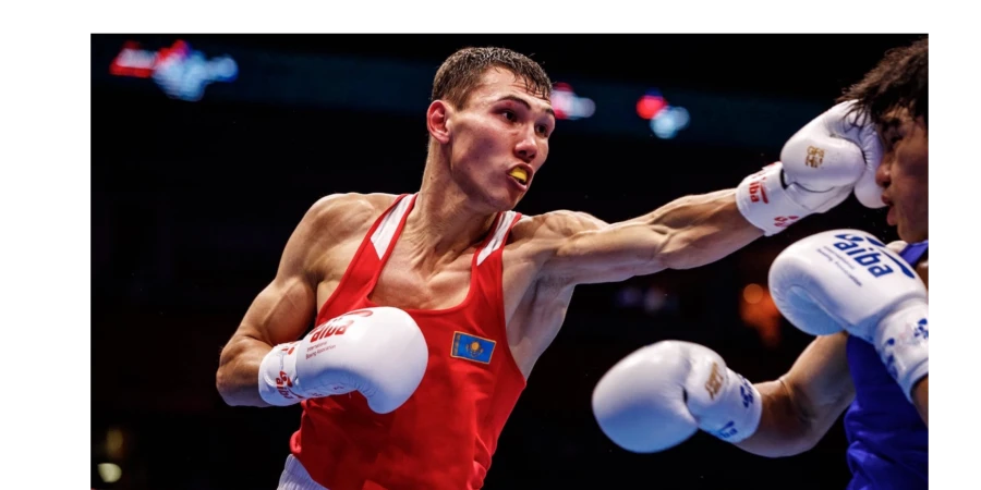 Казахстанец отправил соперника в нокаут на ЧМ-2025 по боксу