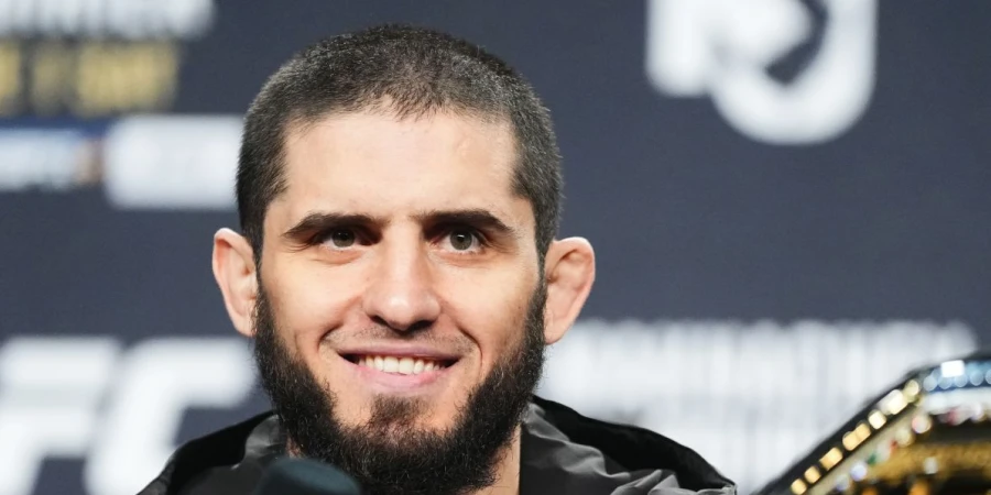 Ислам Махачев посмеялся на тему "титульника" в полулегком весе