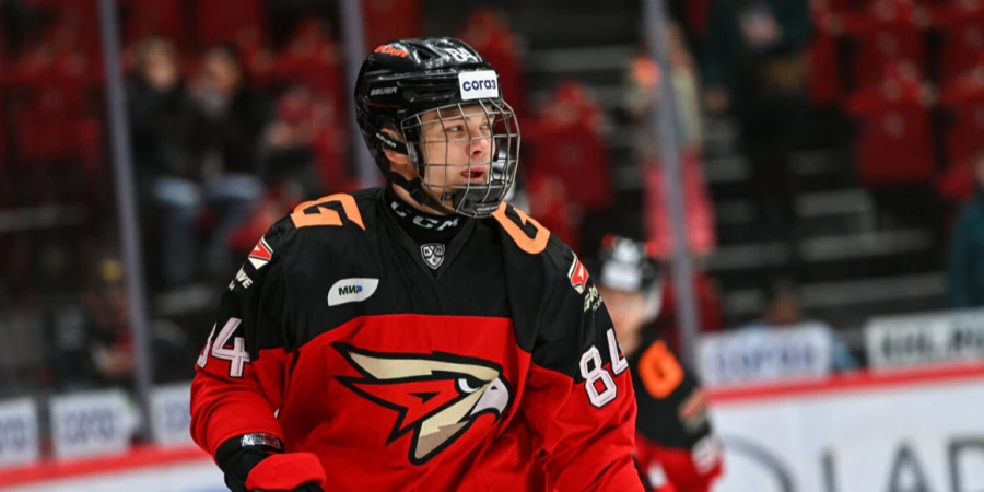 Отказавшийся от женатого на красавице-казашке хоккеиста клуб КХЛ ослаблен перед матчем с «Нефтехимиком»