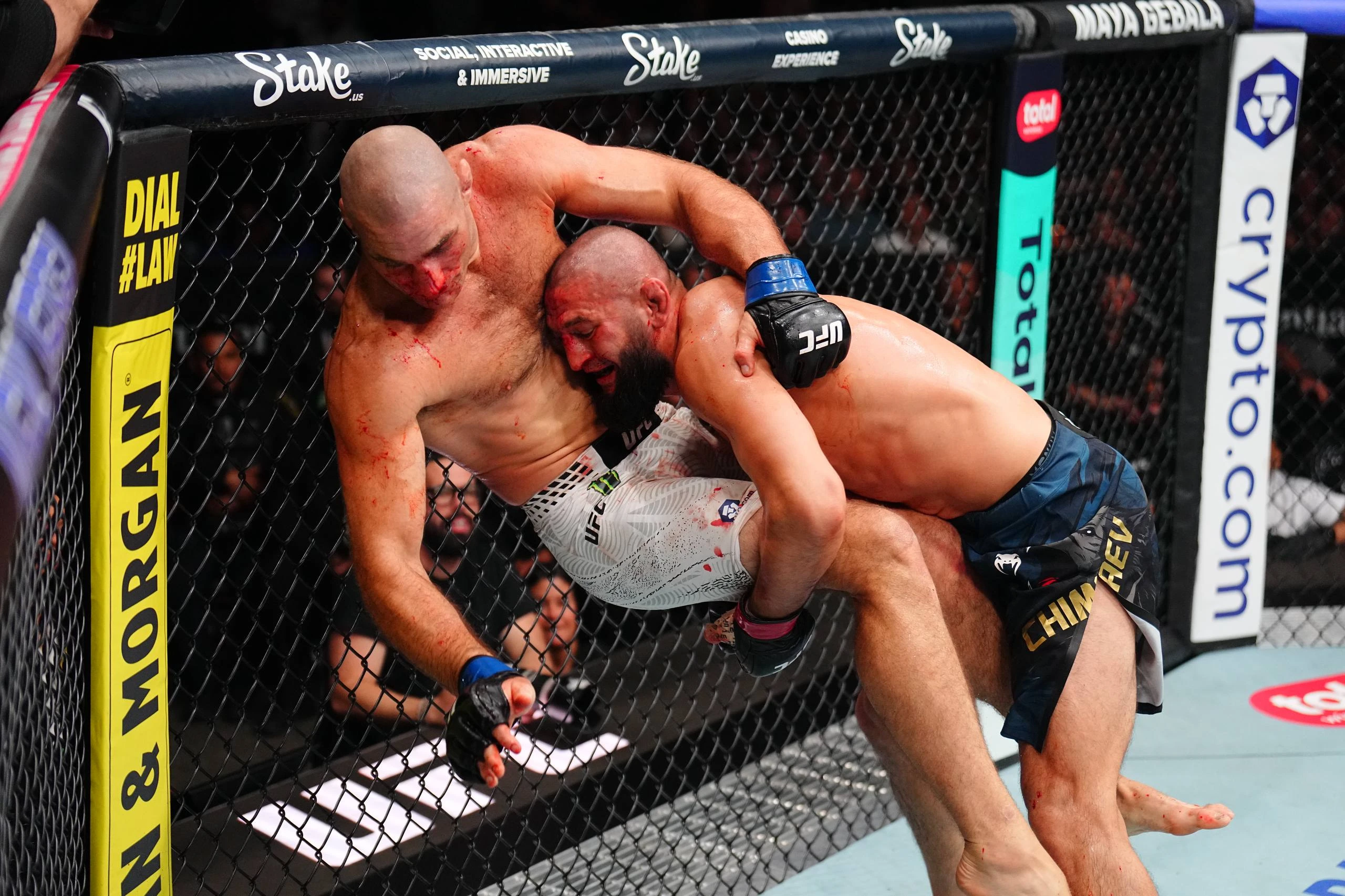 Главный бой на UFC 328 закончился сенсацией
