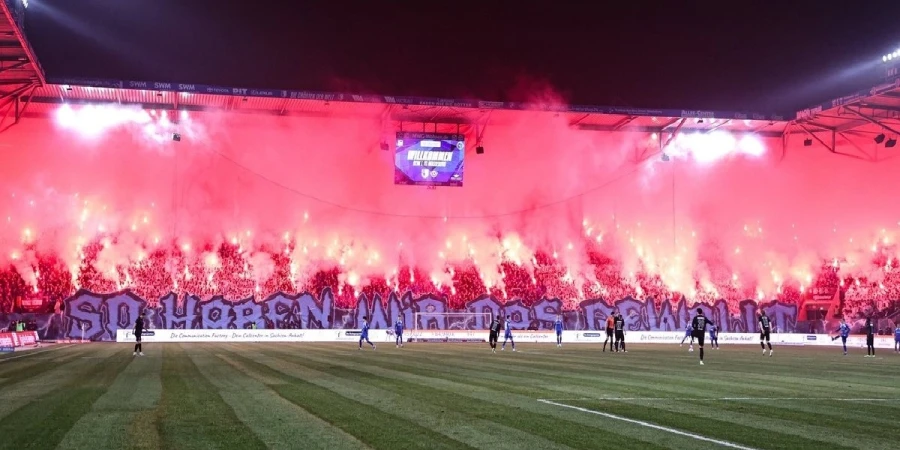 Германияда 60-тан астам полиция қызметкері матч кезінде жарақат алды