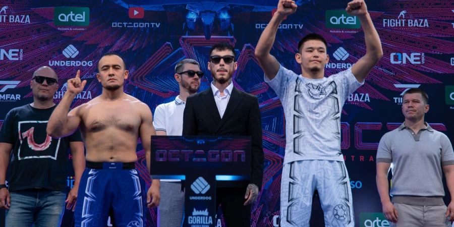 Боец из Казахстана задушил соперника на OCTAGON 72