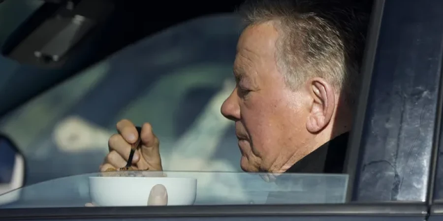 Вирусные фото легенды «Звездного пути» оказались связаны с Супербоулом