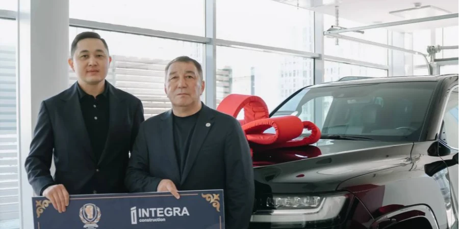 Бокс федерациясы Қайрат Сәтжановқа көлік пен пәтер кілтін табыстады