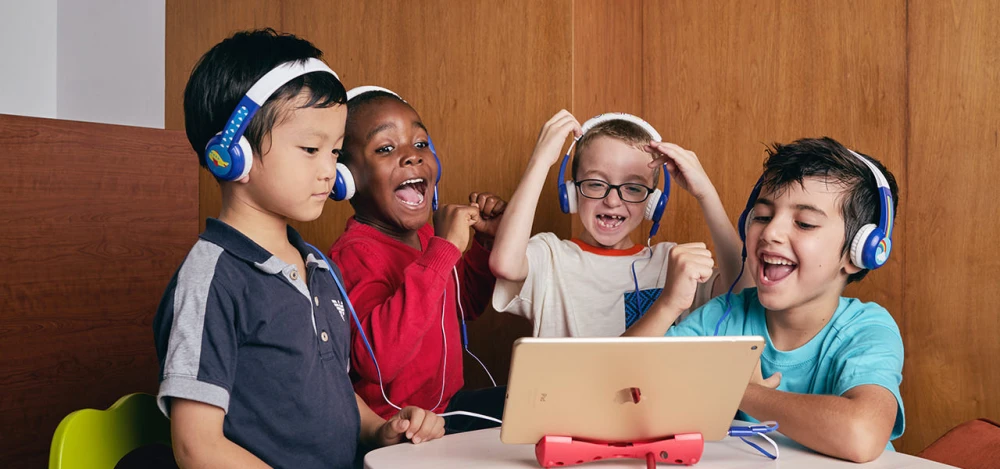 Есту қабілеті жойылып барады: әлемде 34 млн бала құлаққаптан зардап шеккен