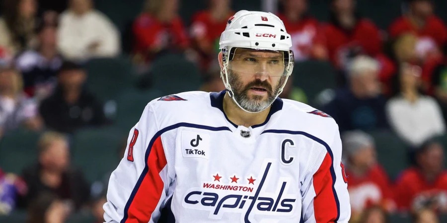 Овечкин шокировал НХЛ жестким силовым приемом против защитника. Видео