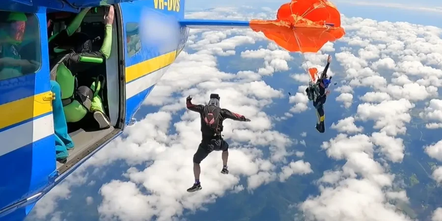 Скайдайвер зацепился за хвост самолета во время прыжка