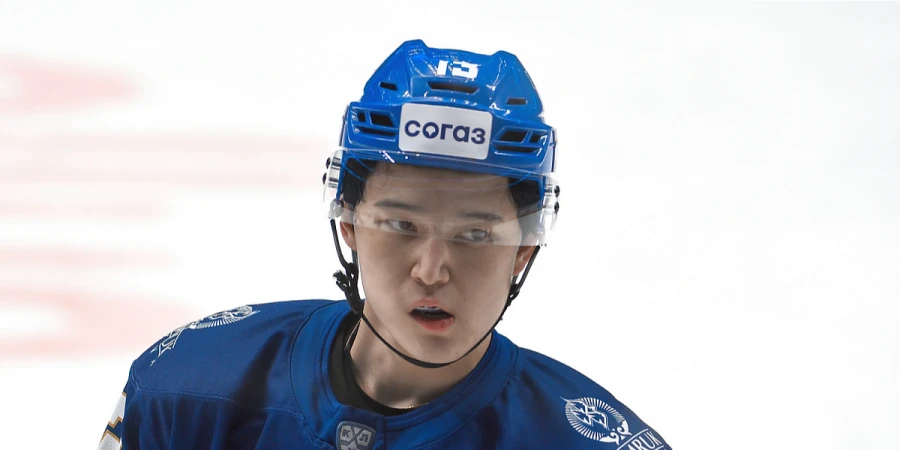 Динмухамед Кайыржан жестким силовым приемом отправил на лед нападающего ЦСКА (видео)