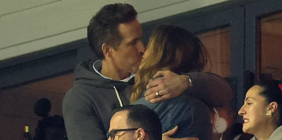 Лайвли и Рейнольдс попались на поцелуе на футбольном матче