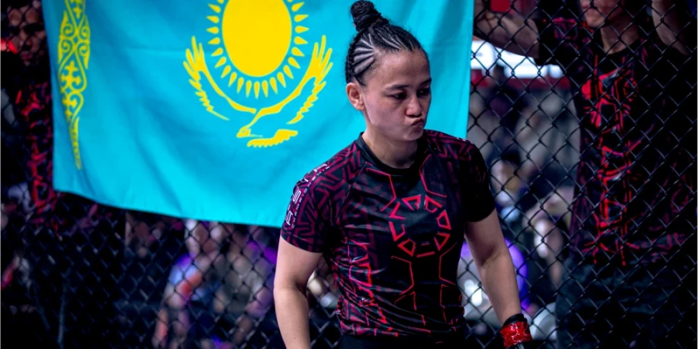 Тақтан тайған Тұрсын: Абдуева чемпиондық белбеуді жұлып алды