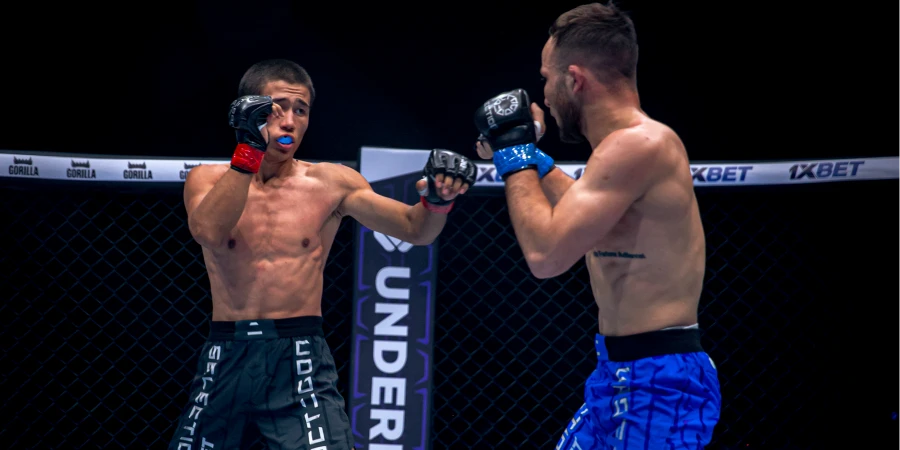 Досрочно завершился бой казахстанца и узбекистанца в ММА