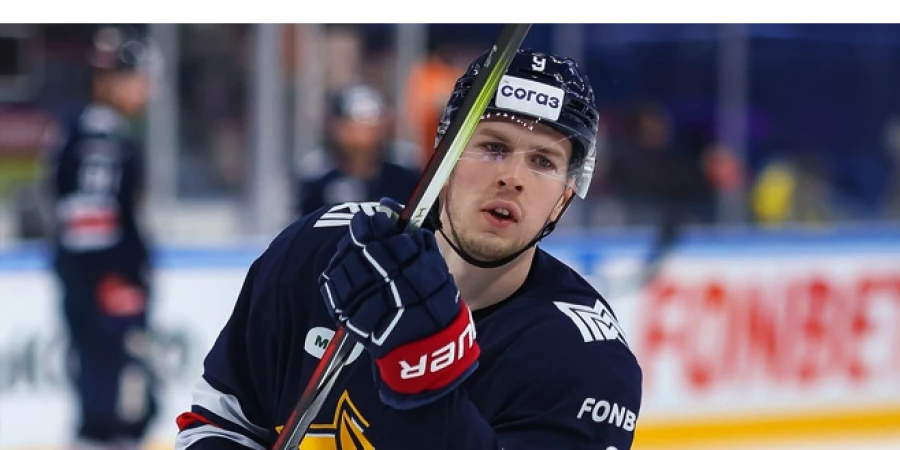 Попавший под гнев тренера казахстанский хоккеист забросил шикарную шайбу в КХЛ (видео)