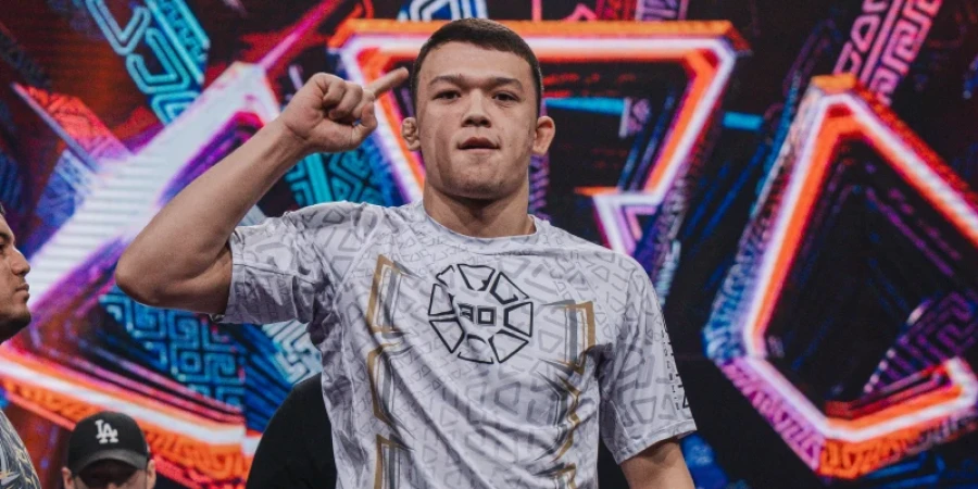 Казахстанский боец провел удушающий прием на OCTAGON 80