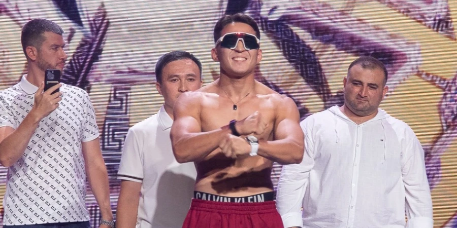 Популярный казахстанец брутально задушил оппонента в дебютном бою на OCTAGON 90