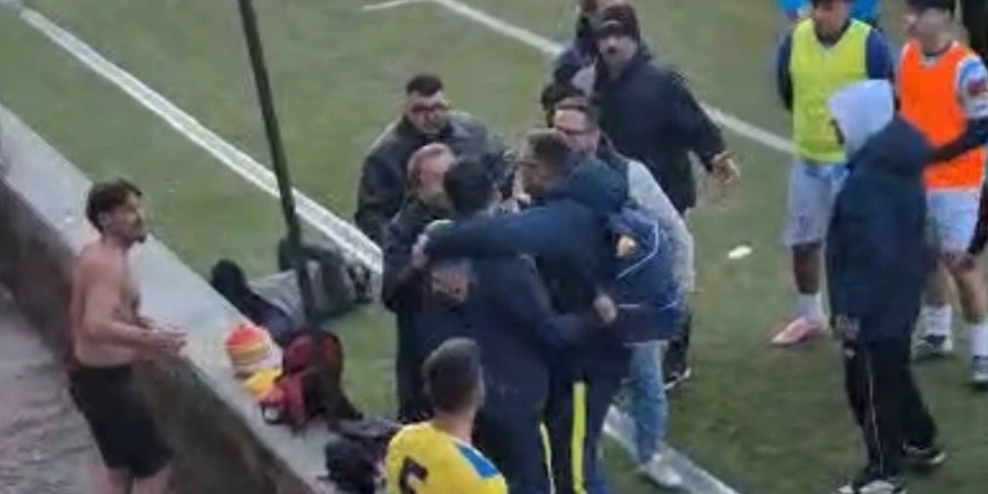 Руководители и футболисты команд устроили массовое побоище