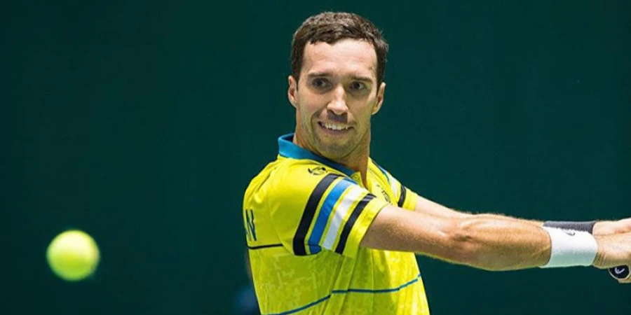 Разгромом обернулся матч опытного казахстанского теннисиста на турнире в Португалии