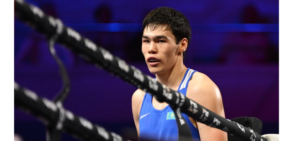 Казахстанец разгромил соперника и вышел в четвертьфинал ЧМ-2025 по боксу