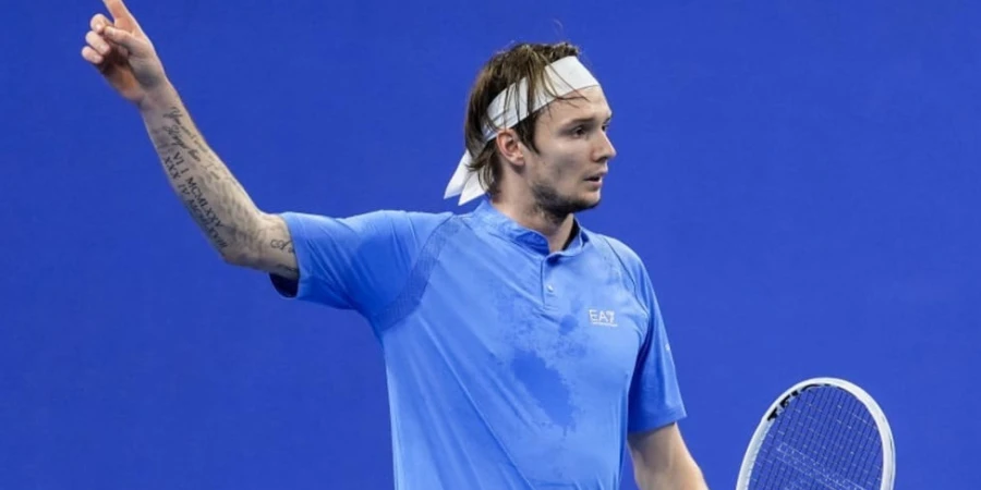 Бублик опубликовал красивое фото с женой возле праздничной елки