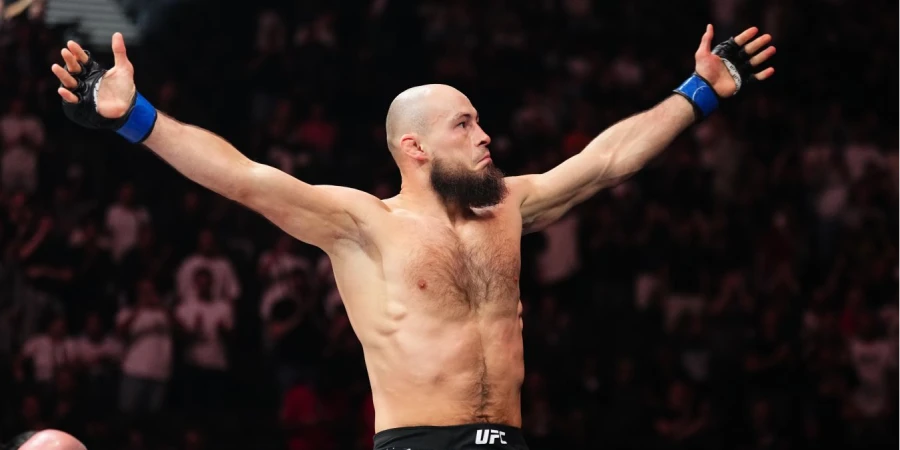 Непобежденный в UFC топовый боец исключен из ростера организации